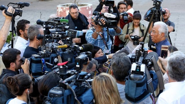 Antonio Costa, amtierender Premierminister Portugals und Kandidat der Sozialistischen Partei, steht Journalstien Rede und Antwort. Antonio Costa, amtierender Premierminister Portugals und Kandidat der Sozialistischen Partei, steht Journalstien Rede und Antwort.