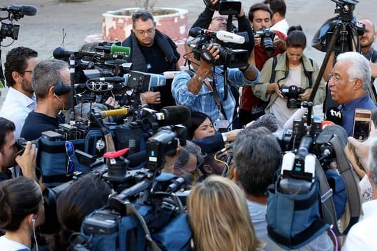 Antonio Costa, amtierender Premierminister Portugals und Kandidat der Sozialistischen Partei, steht Journalstien Rede und Antwort.