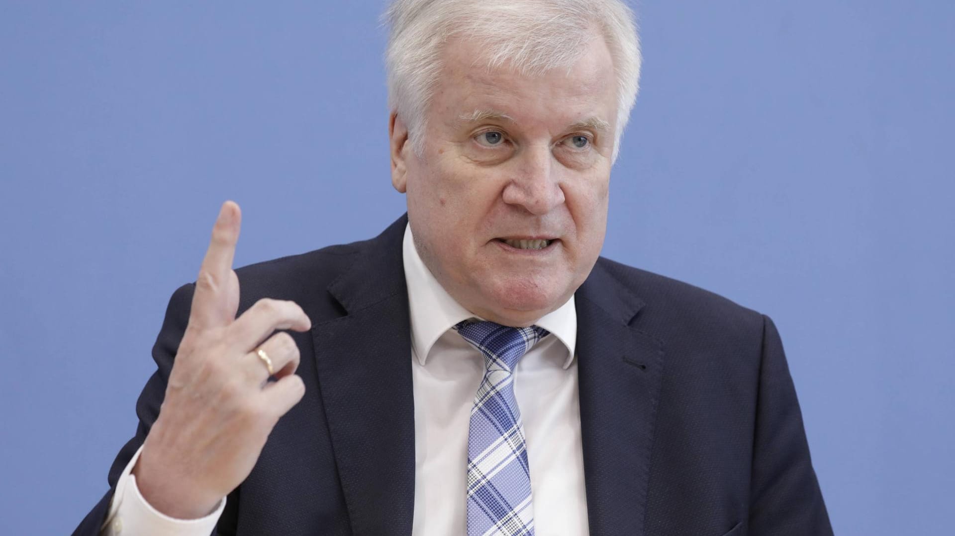 Horst Seehofer: Der Bundesinnenminister fordert mehr Hilfe für EU-Partnerstaaten.