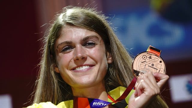 Konstanze Klosterhalfen zeigt nach der Siegerehrung ihre Bronzemedaille.