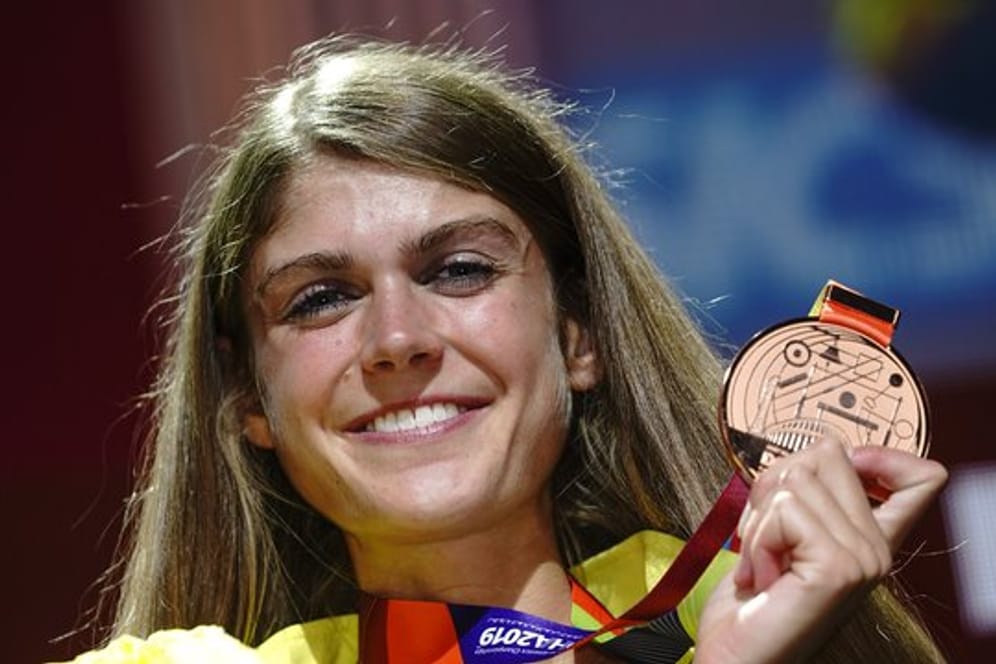 Konstanze Klosterhalfen zeigt nach der Siegerehrung ihre Bronzemedaille.