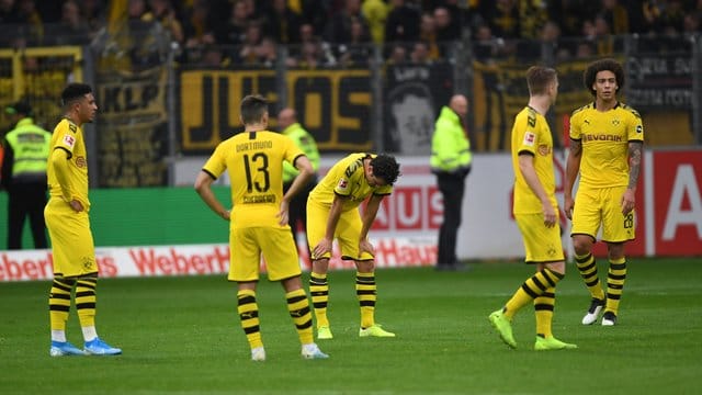 Sind sich selbst ein Rätsel: Die BVB-Spieler stehen nach dem Remis beim SC Freiburg mit hängenden Köpfen auf dem Spielfeld. Sind sich selbst ein Rätsel: Die BVB-Spieler stehen nach dem Remis beim SC Freiburg mit hängenden Köpfen auf dem Spielfeld.