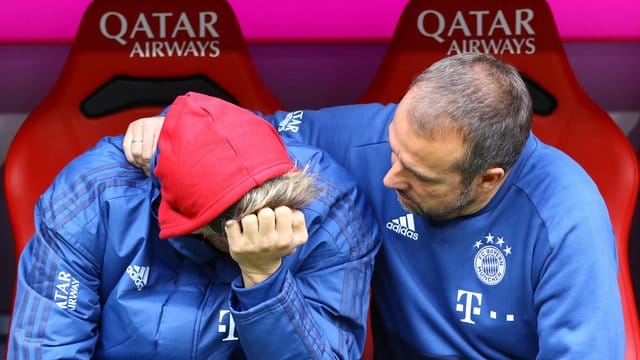 Javi Martinez (l) sitzt auf der Bank und wird von Co-Trainer Hansi Flick getröstet. Javi Martinez (l) sitzt auf der Bank und wird von Co-Trainer Hansi Flick getröstet.