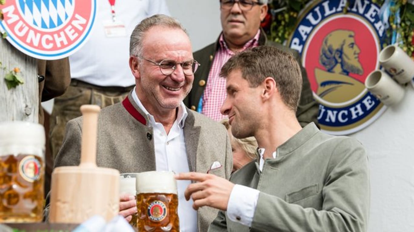 Auf dem Münchener Oktoberfest hatten Karl-Heinz Rummenigge (l) und Thomas Müller bereits wieder bessere Laune.