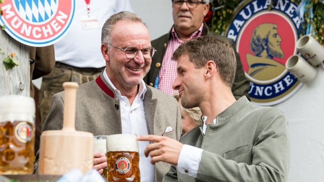 Auf dem Münchener Oktoberfest hatten Karl-Heinz Rummenigge (l) und Thomas Müller bereits wieder bessere Laune. Auf dem Münchener Oktoberfest hatten Karl-Heinz Rummenigge (l) und Thomas Müller bereits wieder bessere Laune.