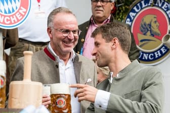 Auf dem Münchener Oktoberfest hatten Karl-Heinz Rummenigge (l) und Thomas Müller bereits wieder bessere Laune.
