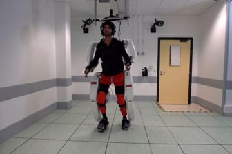 Thibault steht im Roboteranzug: Der 30-Jährige ist seit einem Unfall ab den Halswirbeln gelähmt.