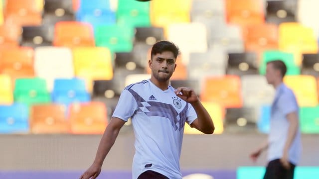 Joachim Löw hatte seine Nummer nicht: Nadiem Amiri rief selbst beim Bundestrainer an. Joachim Löw hatte seine Nummer nicht: Nadiem Amiri rief selbst beim Bundestrainer an.