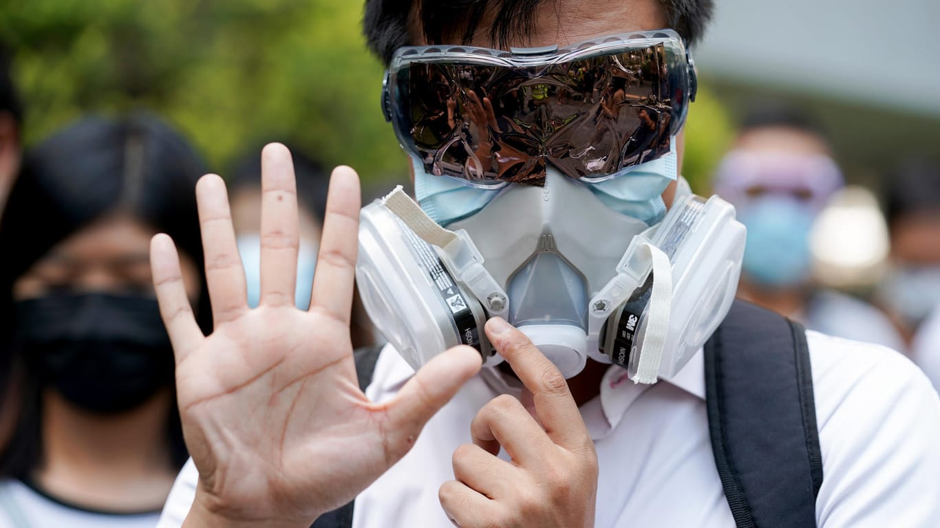 Demonstrant in Hongkong: Die Regierung hat ein Vermummungsverbot ausgesprochen. (Symbolbild)