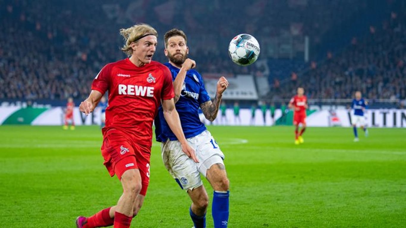 Durch das Remis gegen den FC Köln verpassten die Gelsenkirchener die Tabellenführung: Guido Burgstaller (r) kämpft mit und Kölns Sebastian Bornauw um den Ball.