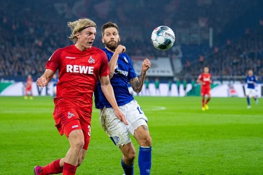 Durch das Remis gegen den FC Köln verpassten die Gelsenkirchener die Tabellenführung: Guido Burgstaller (r) kämpft mit und Kölns Sebastian Bornauw um den Ball.