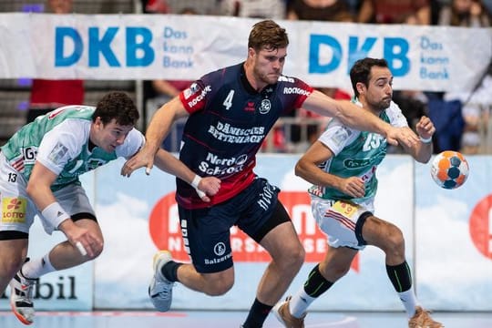 Johannes Golla (M) bleibt bis 2023 bei der SG Flensburg-Handewitt.