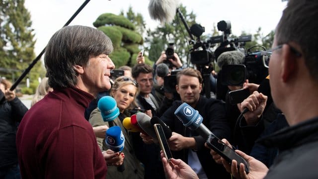 Bundestrainer Joachim Löw stellt sich vor dem Team-Hotel den Fragen der Journalisten. Bundestrainer Joachim Löw stellt sich vor dem Team-Hotel den Fragen der Journalisten.