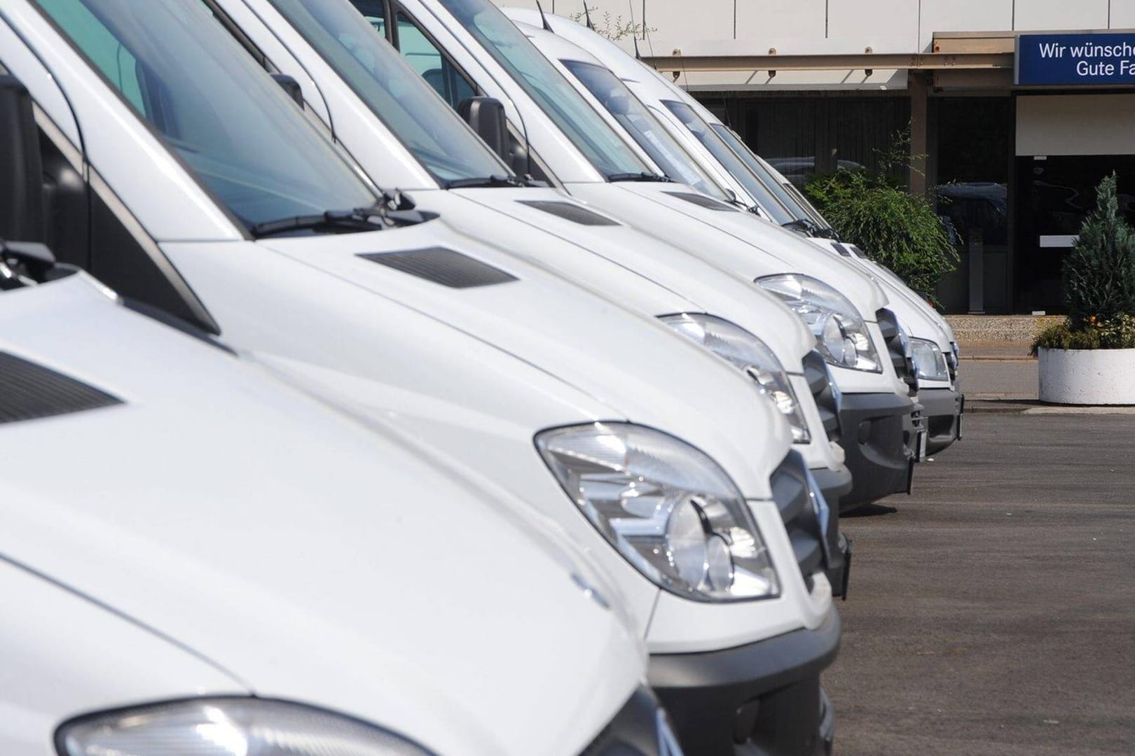 Sprinter: Das Kraftfahrtbundesamt hat den Verdacht, bei Dieselmotoren des Typs OM 651 werde der Abgasausstoss in Prüfsituationen manipuliert.
