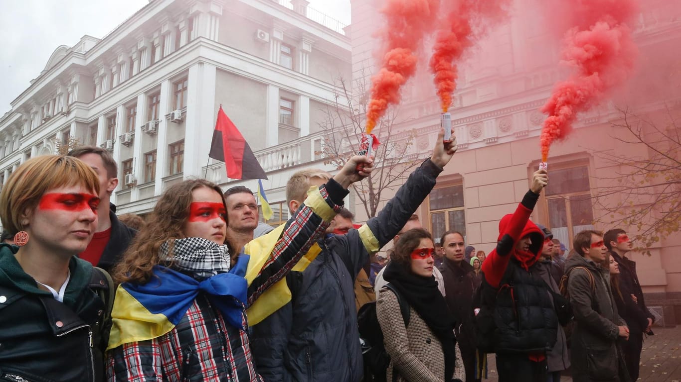 Demonstranten in Kiew: Mehrere Tausend Menschen protestieren gegen den geplanten Sonderstatus des Donbass.