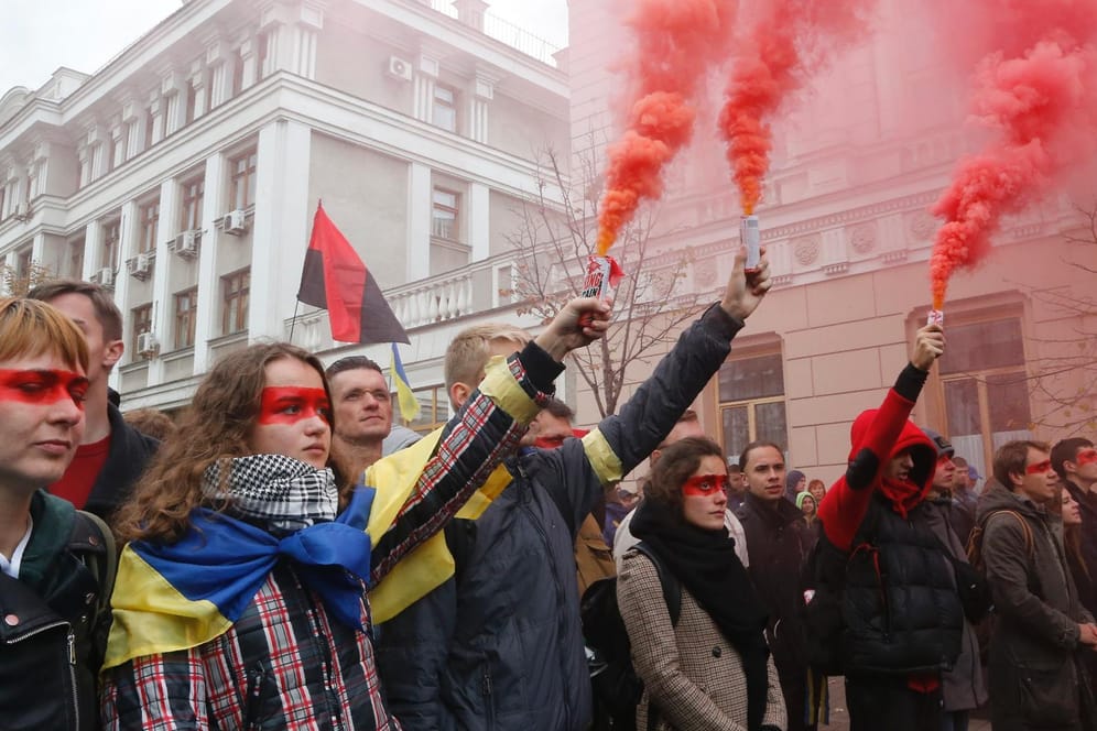 Demonstranten in Kiew: Mehrere Tausend Menschen protestieren gegen den geplanten Sonderstatus des Donbass.
