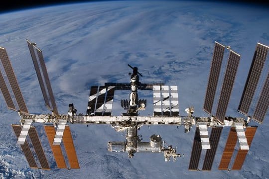 Die Internationale Raumstation (ISS) in der Erdumlaufbahn.