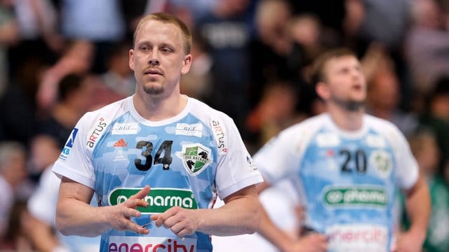 Ohne den verletzten Morten Olsen (l) kassierte Hannover die erste Saisonniederlage.