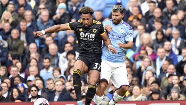 Wolverhamptons Doppeltorschütze Adama Traore (l) im Duell mit Sergio Agüero von Manchester City. Wolverhamptons Doppeltorschütze Adama Traore (l) im Duell mit Sergio Agüero von Manchester City.