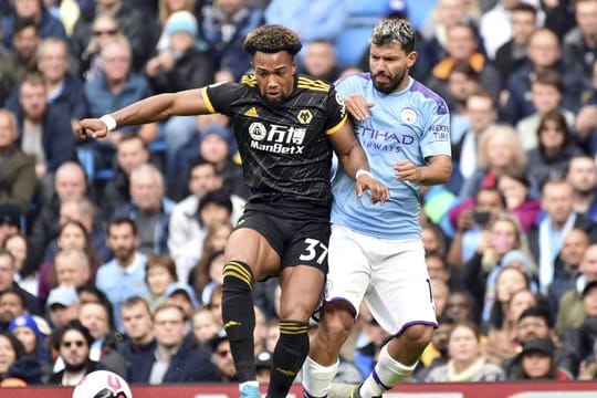 Wolverhamptons Doppeltorschütze Adama Traore (l) im Duell mit Sergio Agüero von Manchester City.