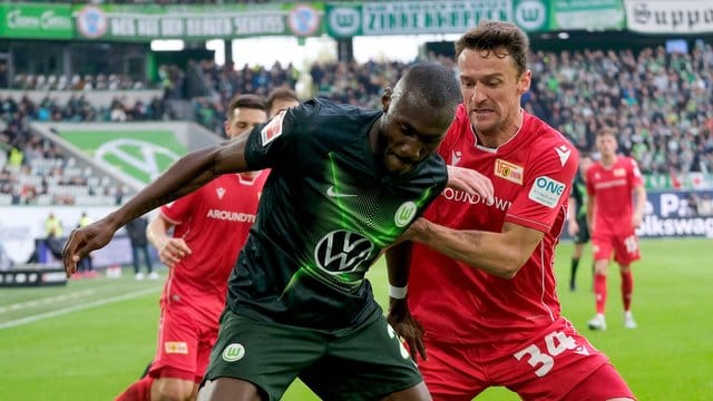 Unions Christian Gentner (r) im Duell mit seinem ehemaligen Teamkollegen Josuha Guilavogui. Unions Christian Gentner (r) im Duell mit seinem ehemaligen Teamkollegen Josuha Guilavogui.