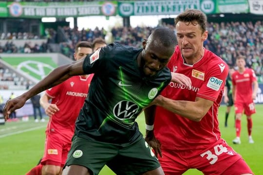 Unions Christian Gentner (r) im Duell mit seinem ehemaligen Teamkollegen Josuha Guilavogui.