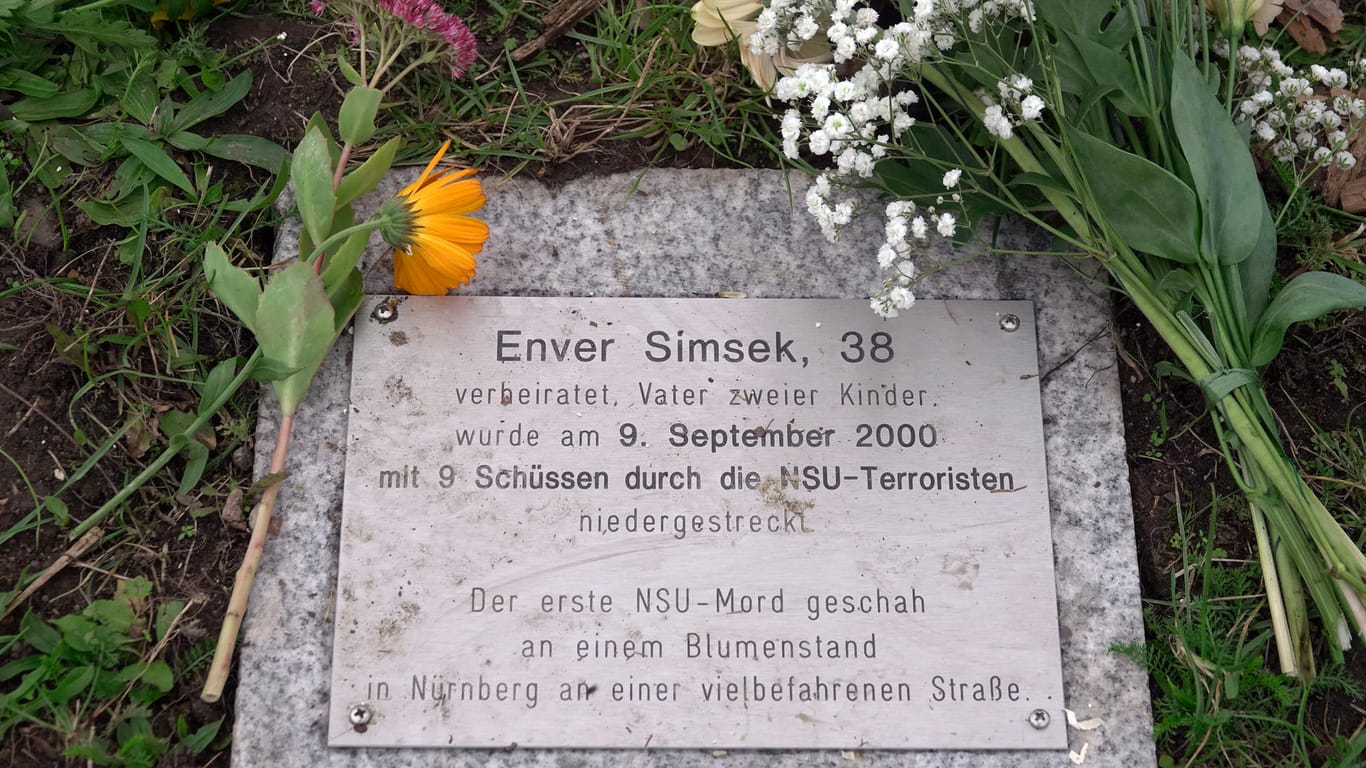 Gedenktafel für NSU-Opfer Enver Simsek: Zuerst wurde ein Baum abgesägt, nun eine Bank zerstört.