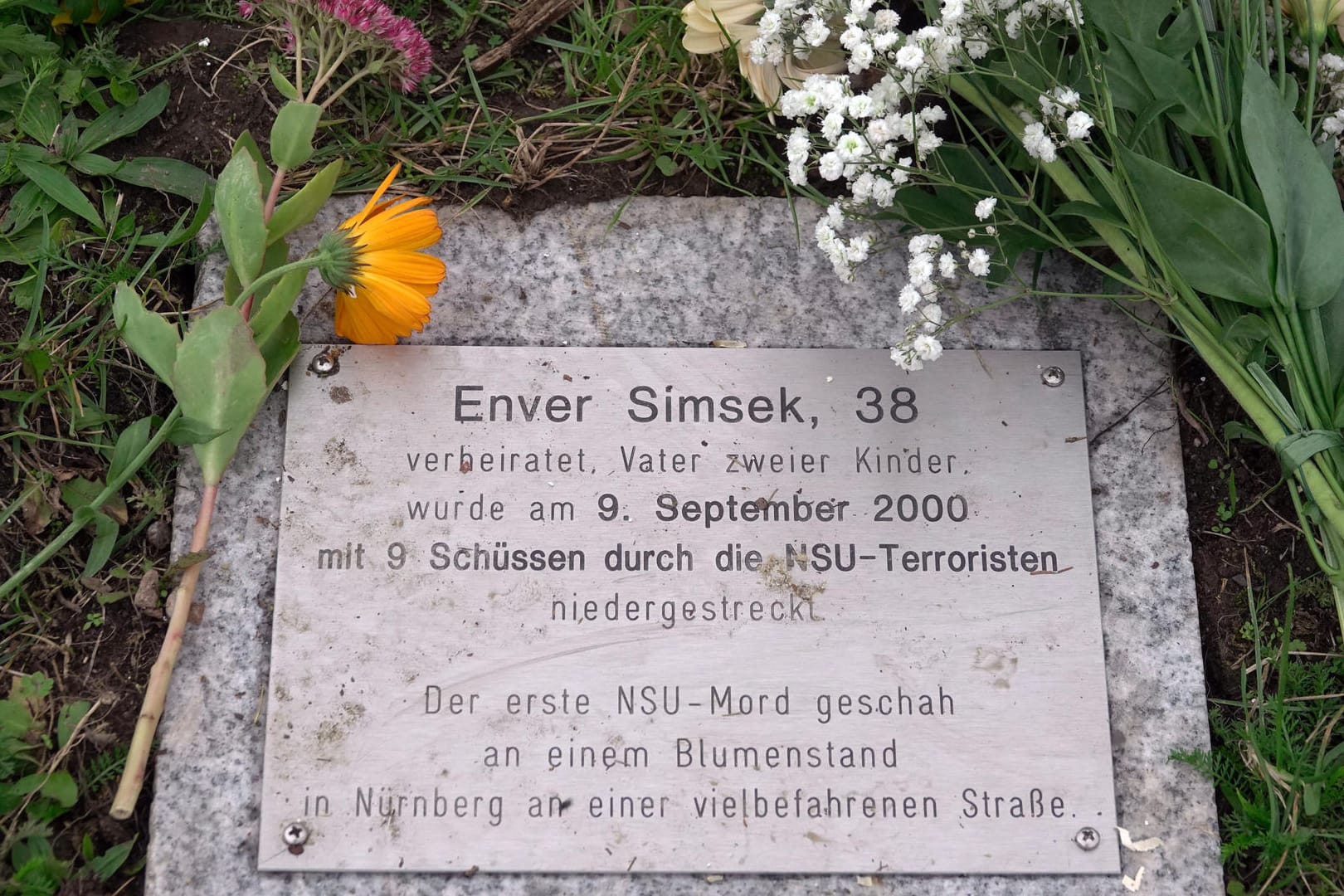 Gedenktafel für NSU-Opfer Enver Simsek: Zuerst wurde ein Baum abgesägt, nun eine Bank zerstört.