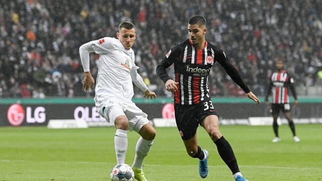 Frankfurts Andre Silva (r) im Zweikampf mit Bremens Maximilian Eggestein. Frankfurts Andre Silva (r) im Zweikampf mit Bremens Maximilian Eggestein.