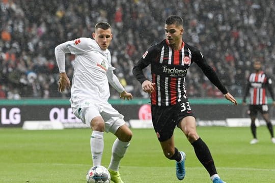 Frankfurts Andre Silva (r) im Zweikampf mit Bremens Maximilian Eggestein.