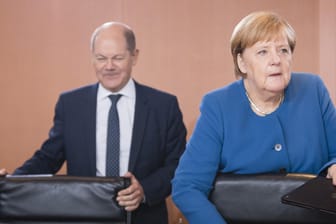 Bundeskanzlerin Angela Merkel mit Vize-Kanzler Olaf Scholz: Auf Druck der Unionsfraktion schwächen sie Deutschlands Klimaschutzziele weiter ab, heißt es in einem Bericht.