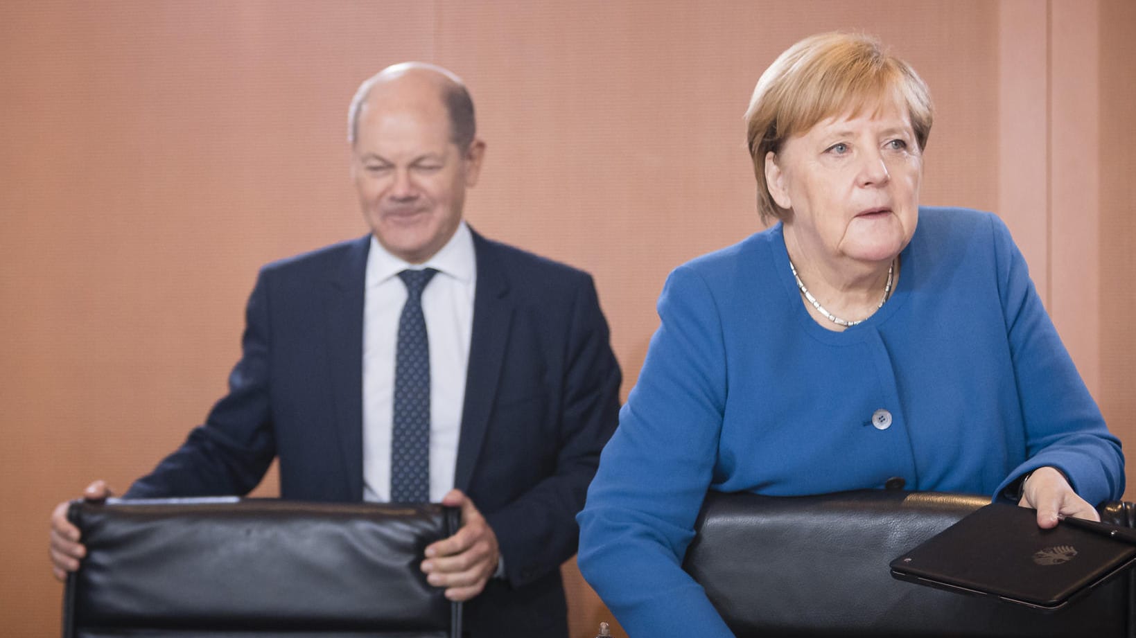 Bundeskanzlerin Angela Merkel mit Vize-Kanzler Olaf Scholz: Auf Druck der Unionsfraktion schwächen sie Deutschlands Klimaschutzziele weiter ab, heißt es in einem Bericht.