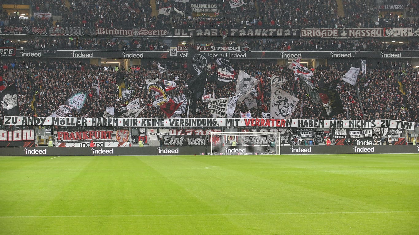 Deutliche Positionierung: Ein Banner der Eintracht-Ultras gegen Andreas Möller.