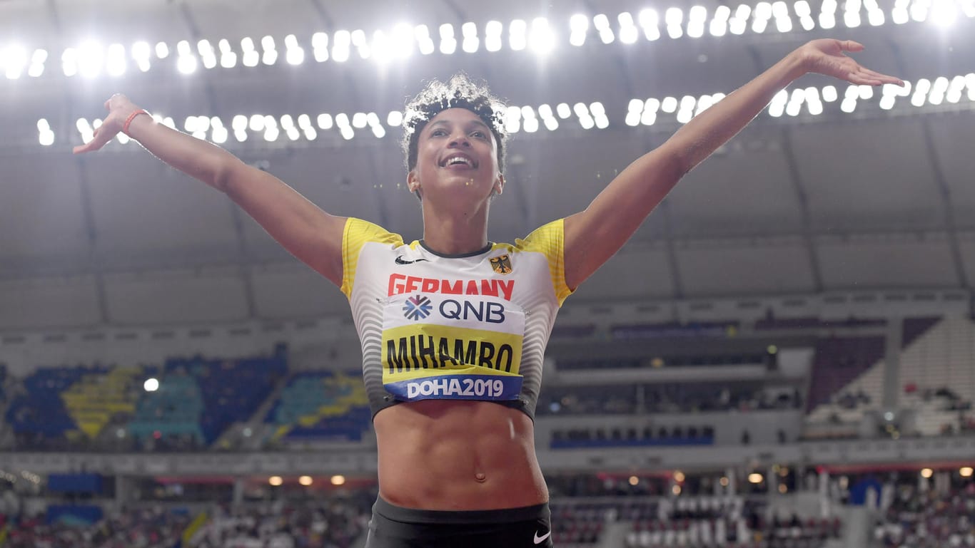 Ausgelassene Freude: Malaika Mihambo feiert ihre Goldmedaille bei der Leichtathletik-WM in Doha.