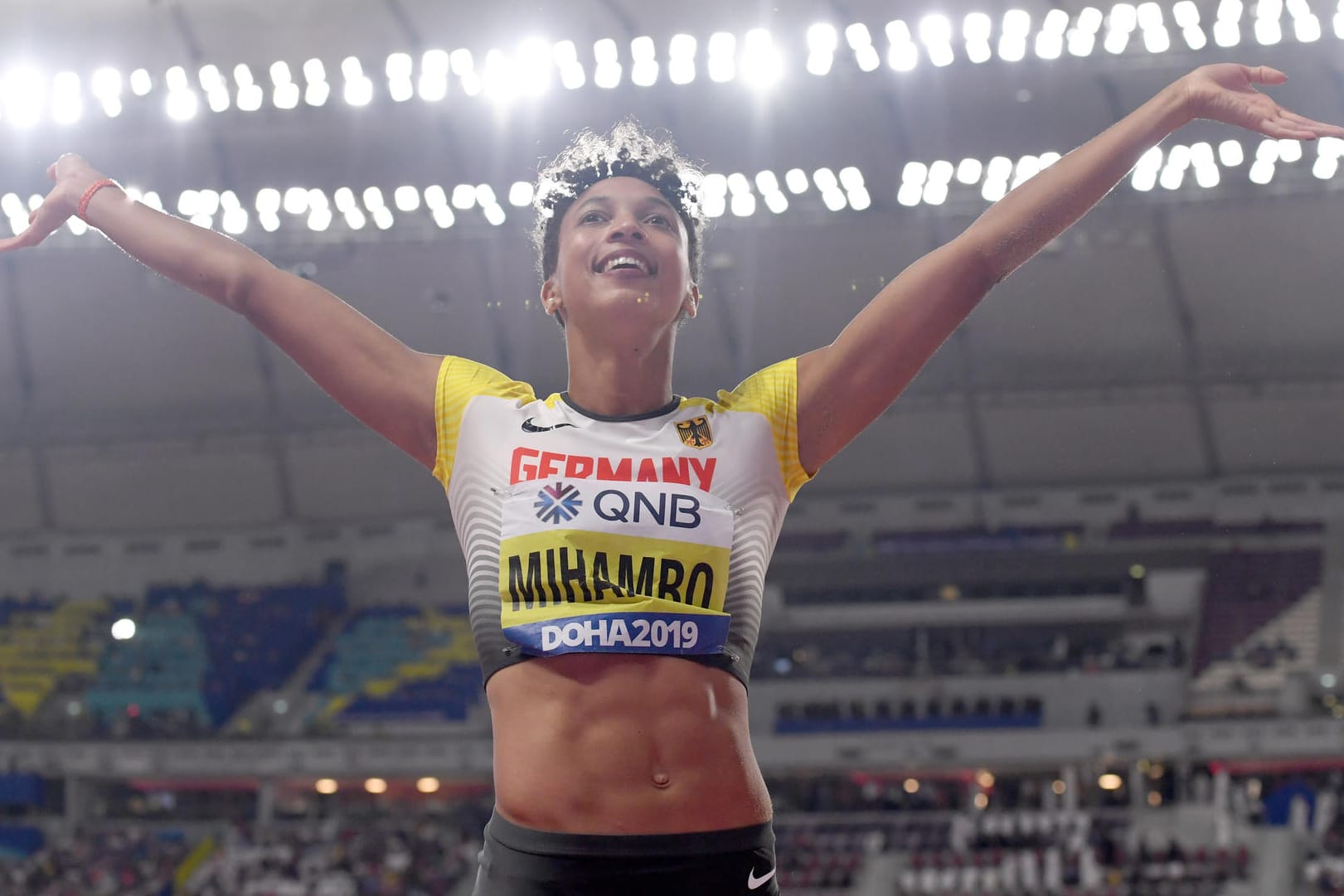 Ausgelassene Freude: Malaika Mihambo feiert ihre Goldmedaille bei der Leichtathletik-WM in Doha.