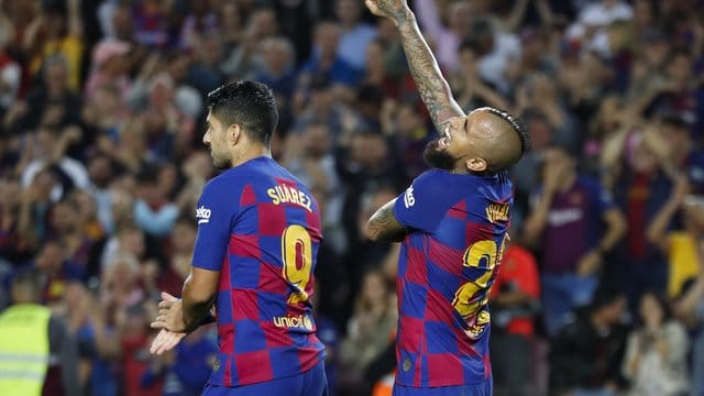 Barcelonas Arturo Vidal (r) feiert seinen Treffer zum zwischenzeitlichen 2:0.