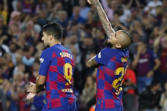 Barcelonas Arturo Vidal (r) feiert seinen Treffer zum zwischenzeitlichen 2:0.