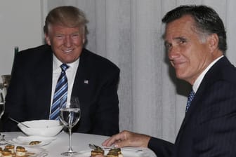 Foto aus besseren Zeiten: Im Jahr 2016 schmückte sich Donald Trump noch mit Mitt Romney.