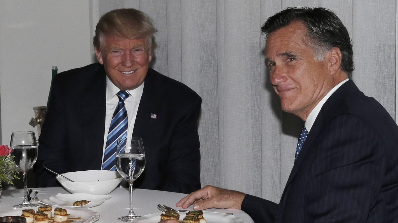 Foto aus besseren Zeiten: Im Jahr 2016 schmückte sich Donald Trump noch mit Mitt Romney.
