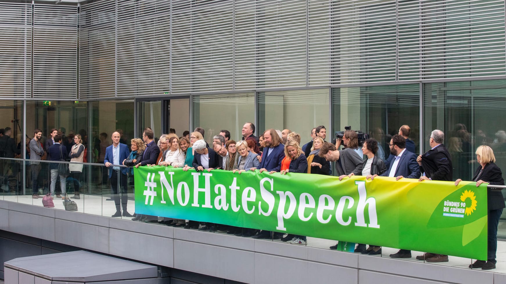 Im Bundestag: Aktion gegen Hate Speech.