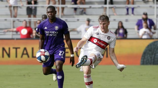 Chicago Fires Bastian Schweinsteiger (r) in Aktion gegen Orlandos Kamal Miller. Chicago Fires Bastian Schweinsteiger (r) in Aktion gegen Orlandos Kamal Miller.