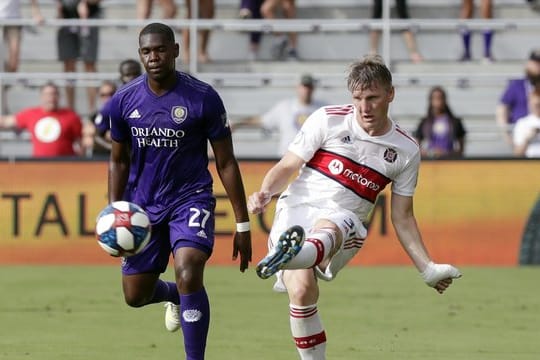 Chicago Fires Bastian Schweinsteiger (r) in Aktion gegen Orlandos Kamal Miller.