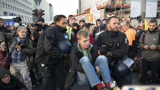 Polizisten tragen einen Aktivisten der Klimabewegung Extinction Rebellion am Potsdamer Platz weg.