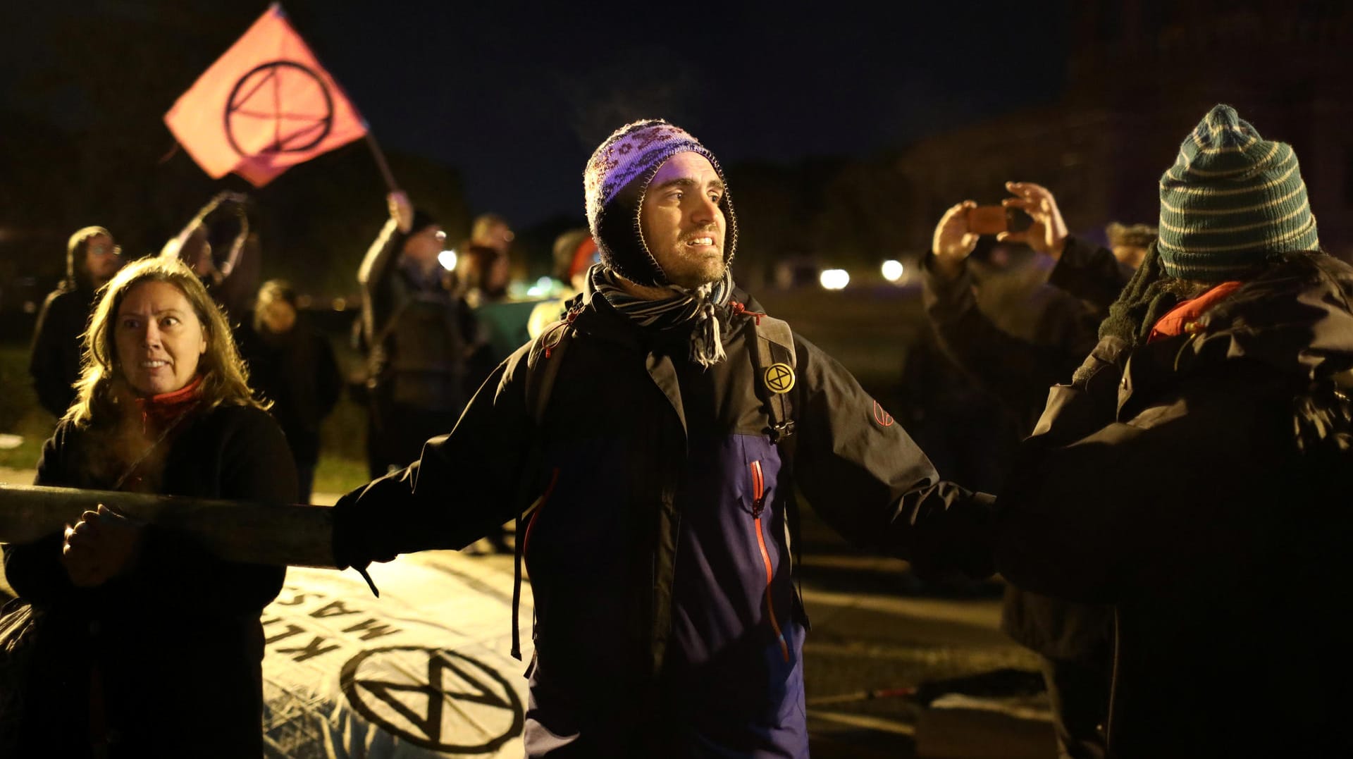 Blockade in Berlin: Klimaaktivisten der "Extinction Rebellion" besetzen den Großen Stern im Berliner Tiergarten.