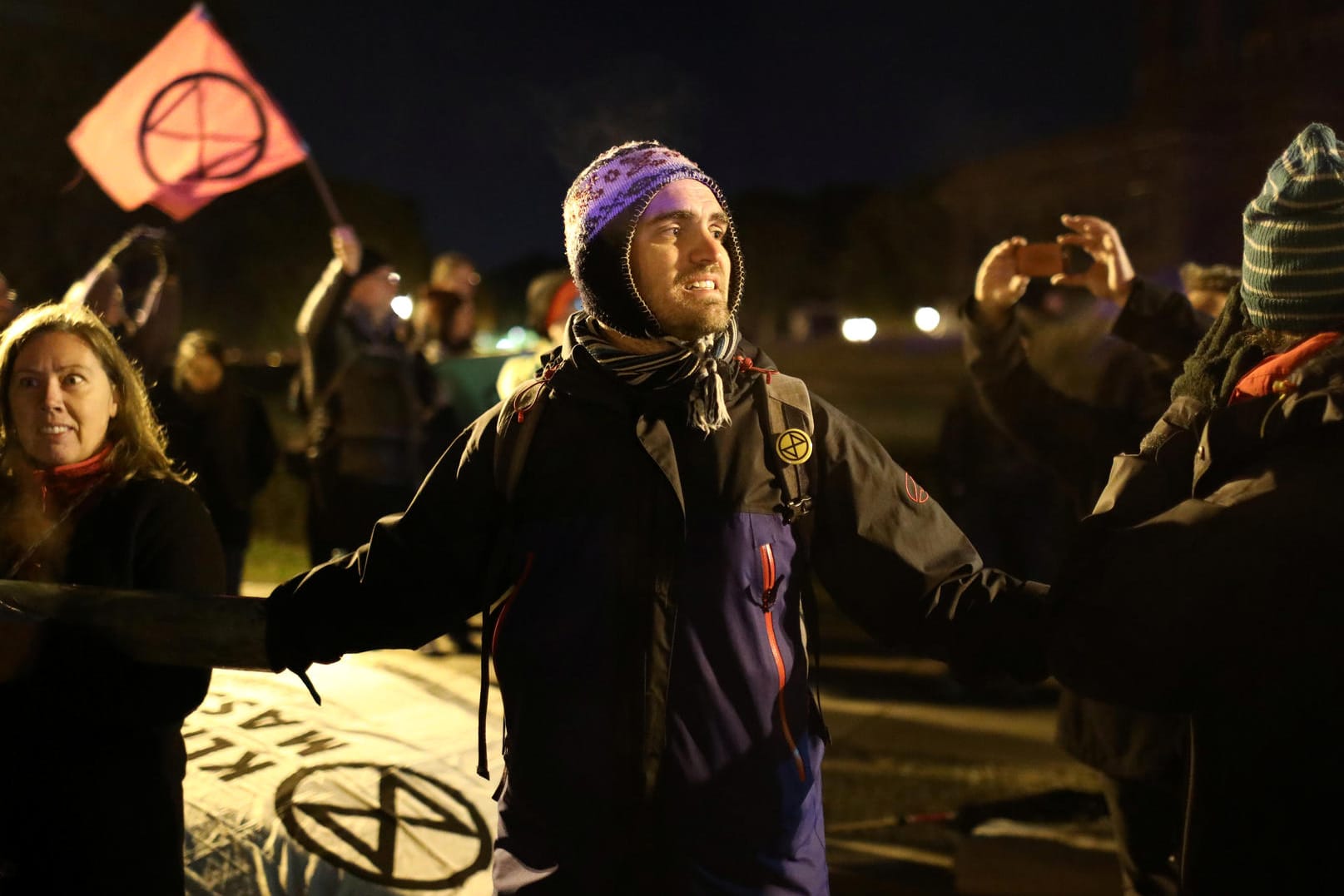 Blockade in Berlin: Klimaaktivisten der "Extinction Rebellion" besetzen den Großen Stern im Berliner Tiergarten.