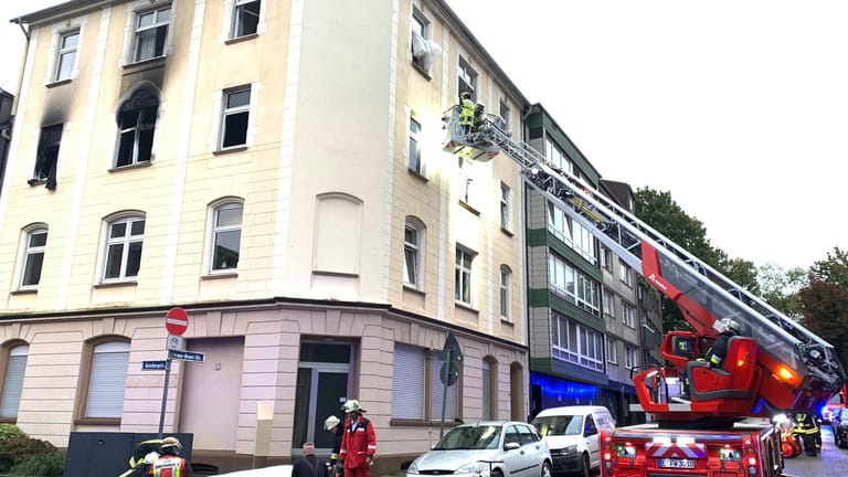 Einsatz der Feuerwehr: In diesem Wohnhaus in Essen sind zwei Menschen durch eine Explosion gestorben.