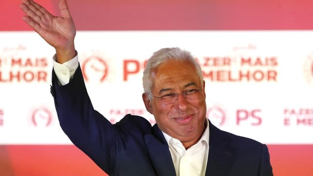Portugals linker Ministerpräsident António Costa jubelt nach seinem Wahlsieg. Portugals linker Ministerpräsident António Costa jubelt nach seinem Wahlsieg.