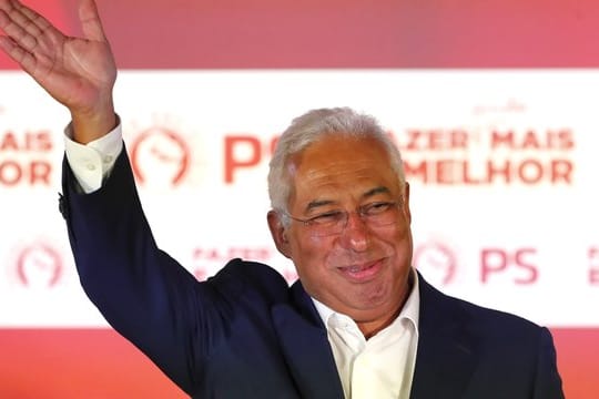 Portugals linker Ministerpräsident António Costa jubelt nach seinem Wahlsieg.