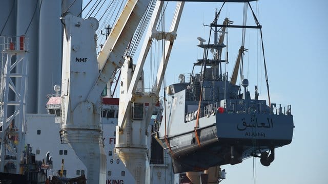 Ein Küstenschutzboot für Saudi-Arabien wird im Hafen Mukran in Mecklenburg-Vorpommern auf ein Transportschiff verladen.