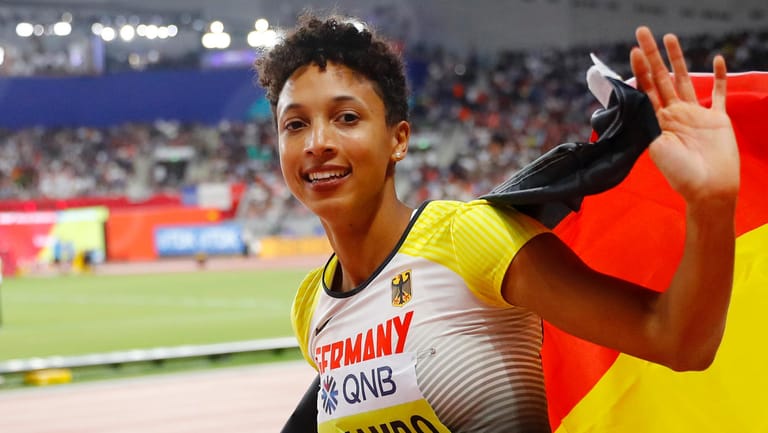 Malaika Mihambo auf der Ehrenrunde in Doha: Noch nie gewann bei einer Leichtathletik-WM eine Weitspringerin mit so hohem Abstand Gold.